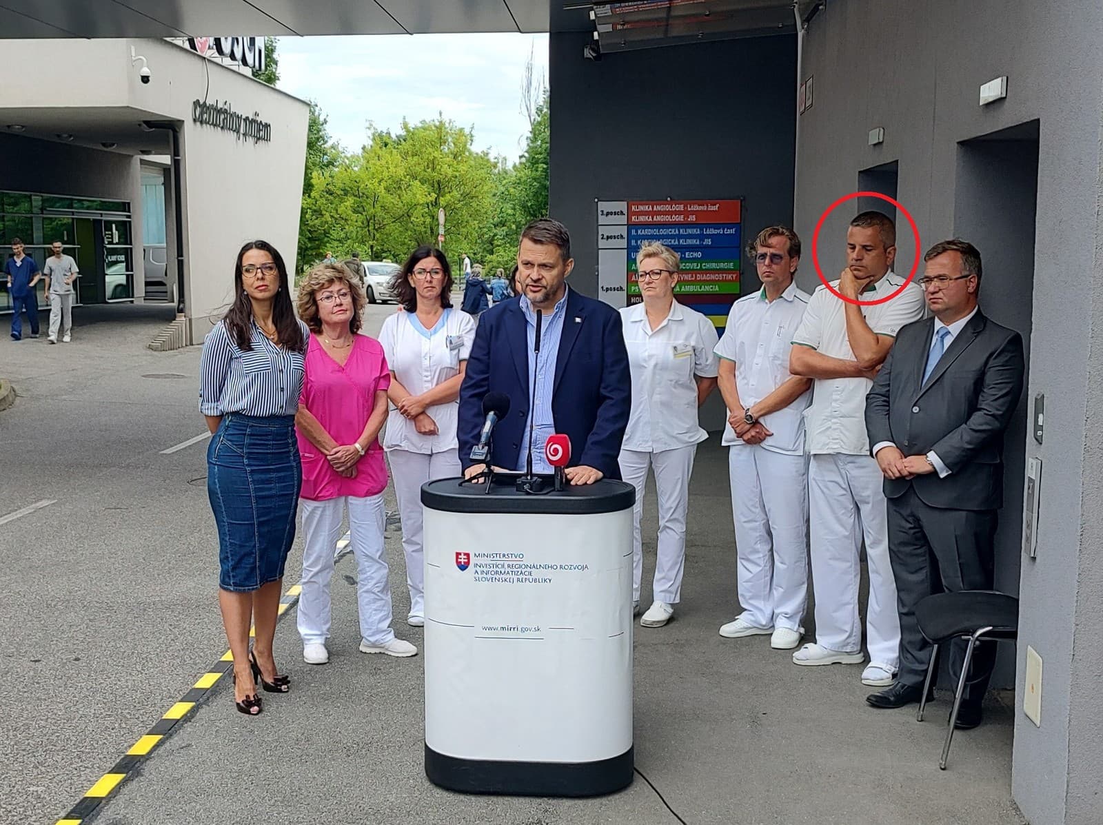 Na snímke napravo od Migaľa stojí spomínaný prednosta Kliniky srdcovej chirurgie VÚSCH Adrián Kolesár.