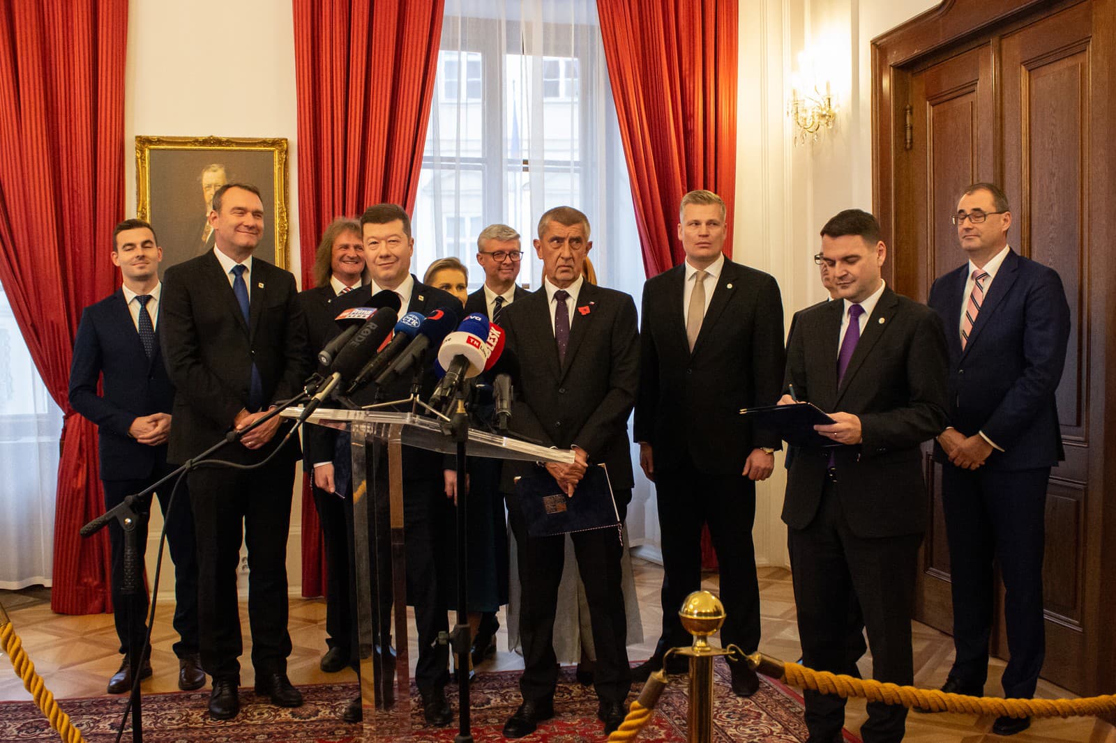 Na snímke zástupcovia hnutí ANO, SPD a strany Motoristi sebe reagujú po podpise koaličnej zmluvy v Prahe.