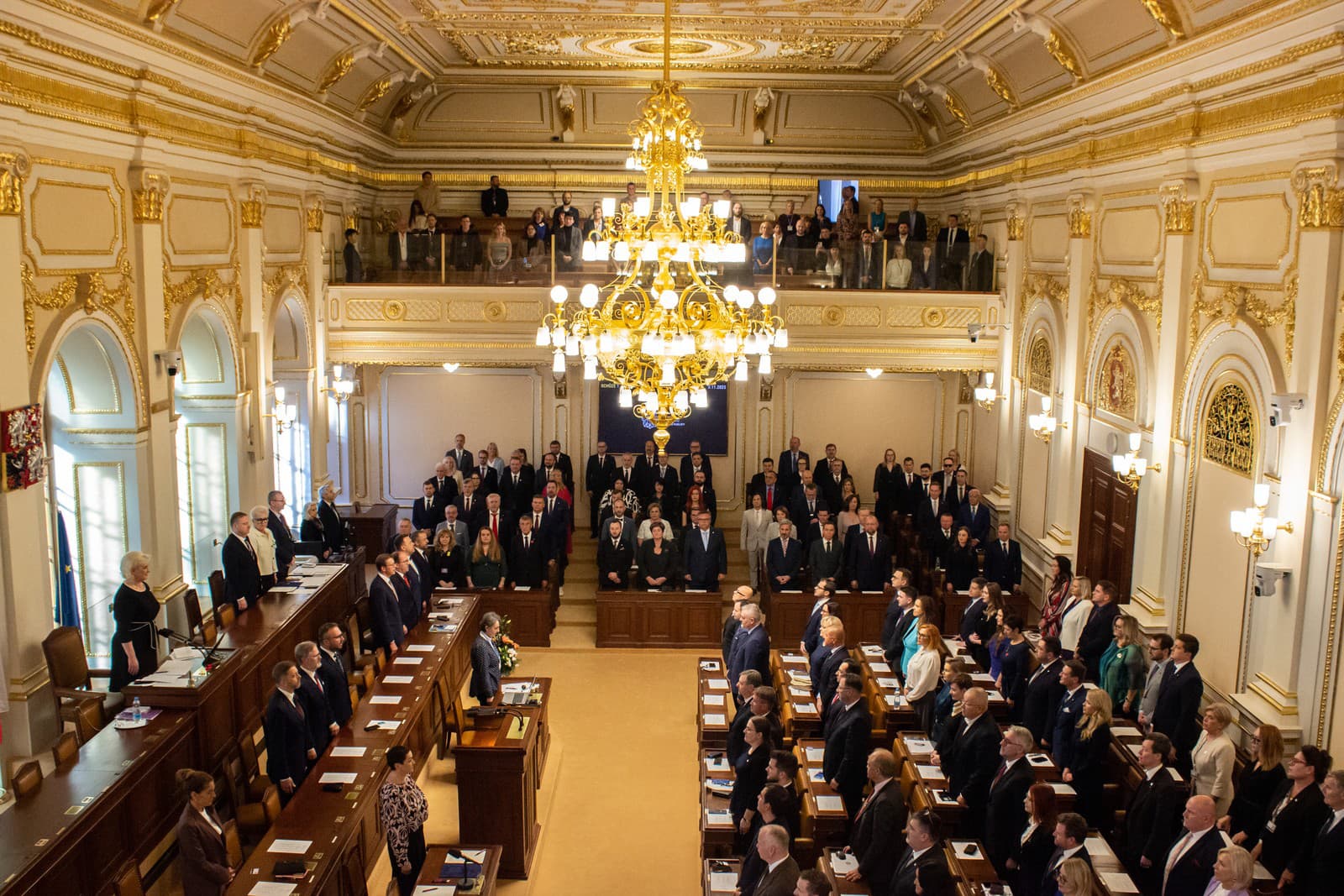 Na snímke českí poslanci na začiatku ustanovujúcej schôdze Poslaneckej snemovne Parlamentu ČR v  Prahe.