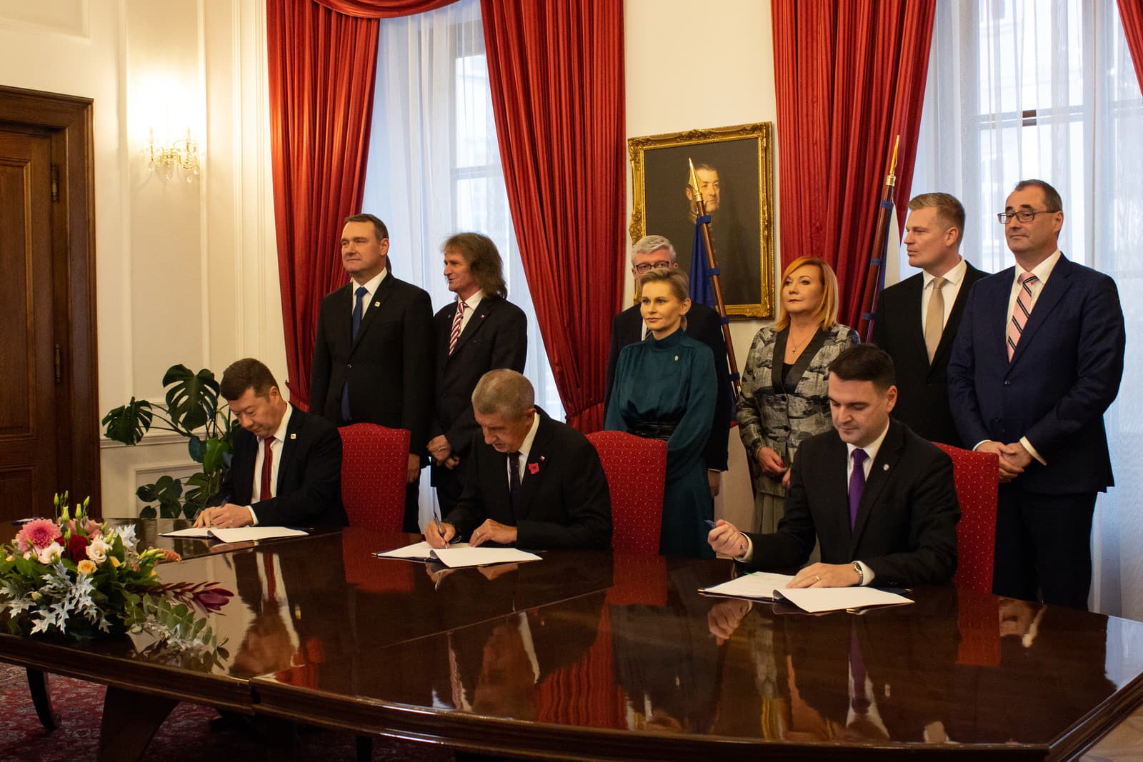 Na snímke zľava predseda hnutia SPD Tomio Okamura, predseda hnutia ANO Andrej Babiš a predseda strany Motoristi sebe Petr Macinka podpisujú koaličnú zmluvu v Prahe.