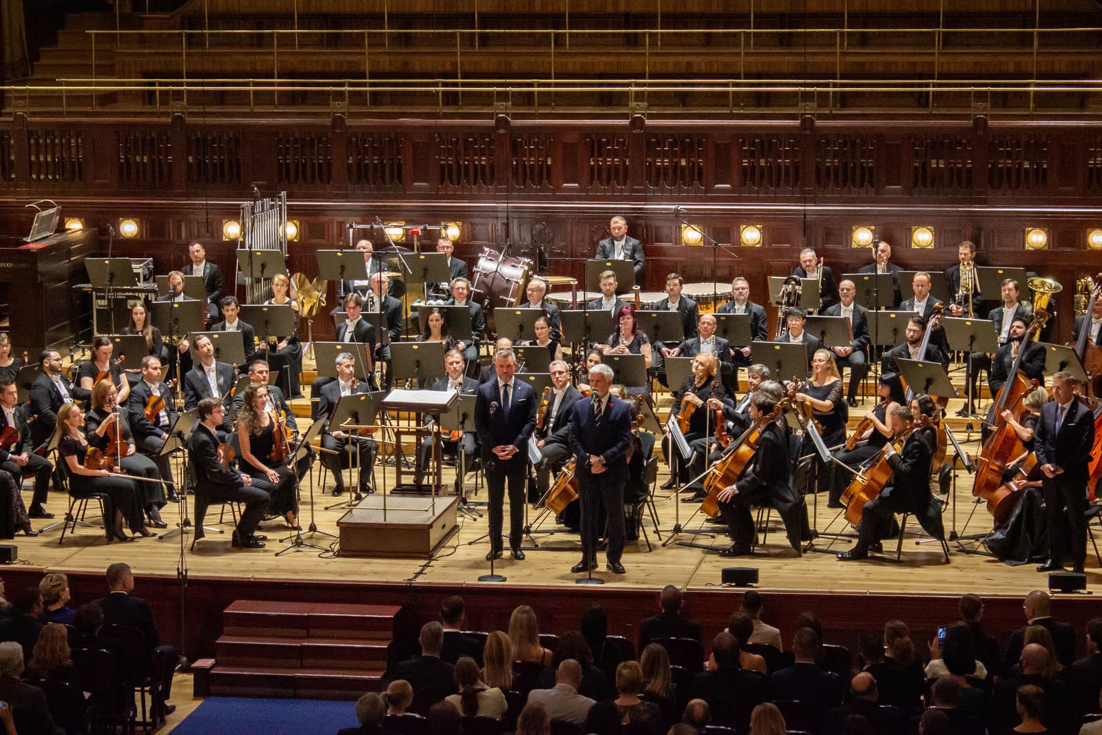 Na snímke český prezident Petr Pavel (uprostred vpravo) a slovenský prezident Peter Pellegrini (uprostred vľavo) počas príhovorov pred začiatkom koncertu Štátnej filharmónie Košice v Obecnom dome v Prahe.