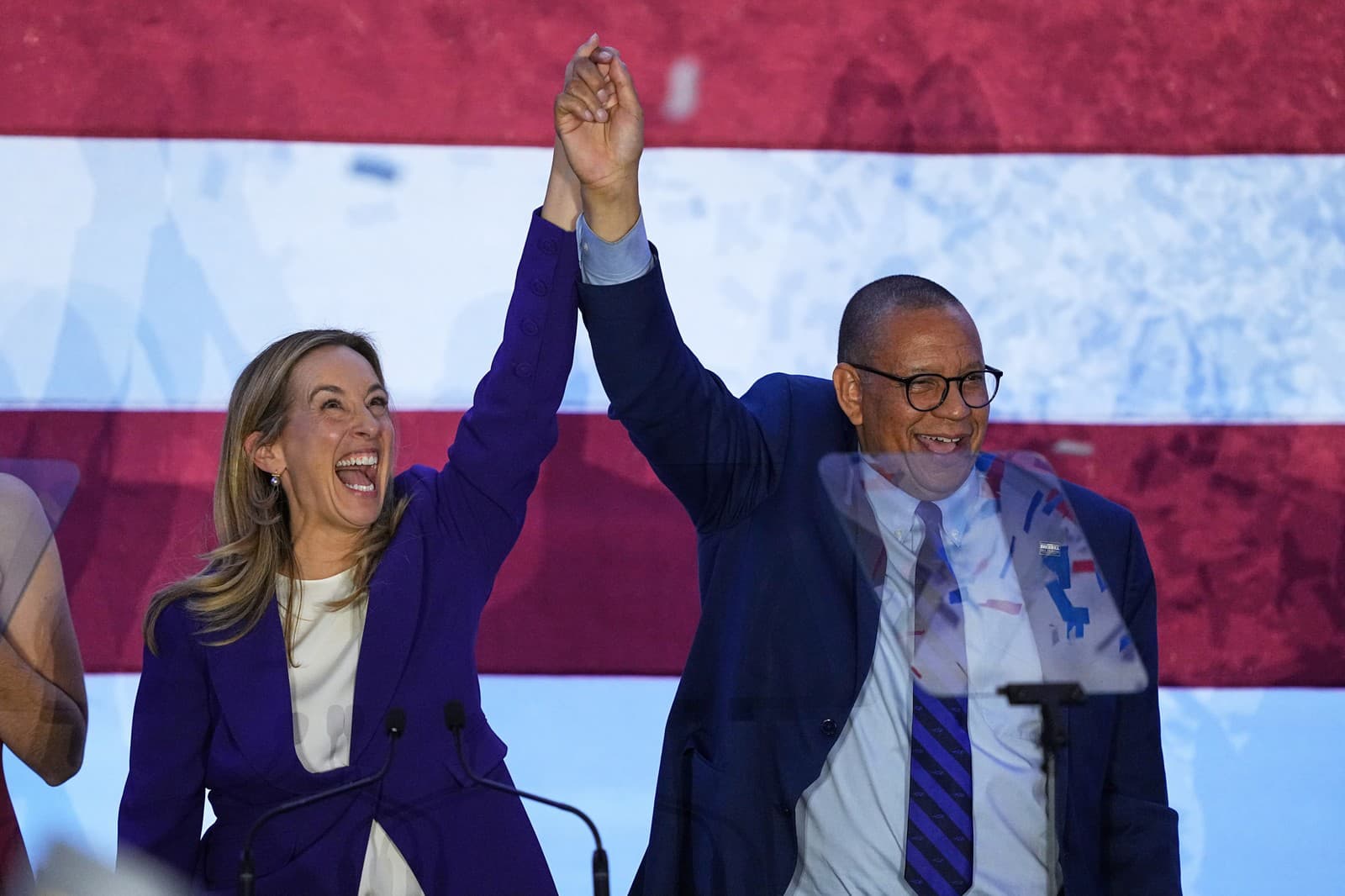Novozvolená demokratická guvernérka štátu New Jersey Mikie Sherrill a novozvolený viceguvernér Dale Caldwell oslavujú počas volebnej noci v East Brunswicku.
