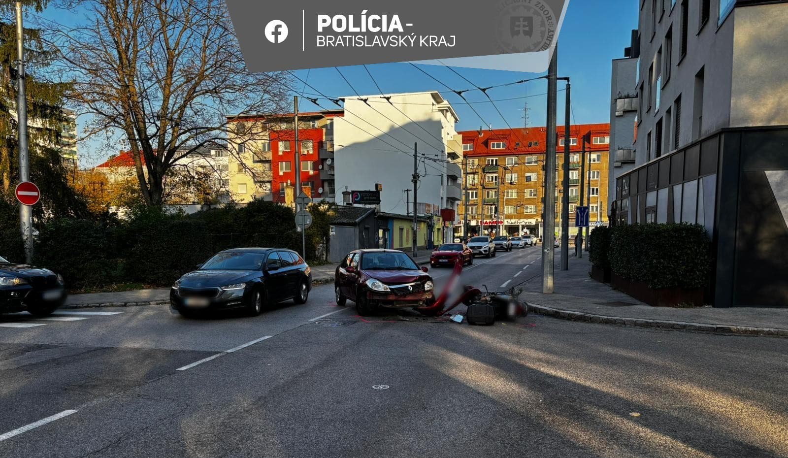 Dopravní policajti Krajského riaditeľstva PZ v Bratislave aktuálne vykonávajú potrebné úkony spojené s dokumentovaním dopravnej nehody