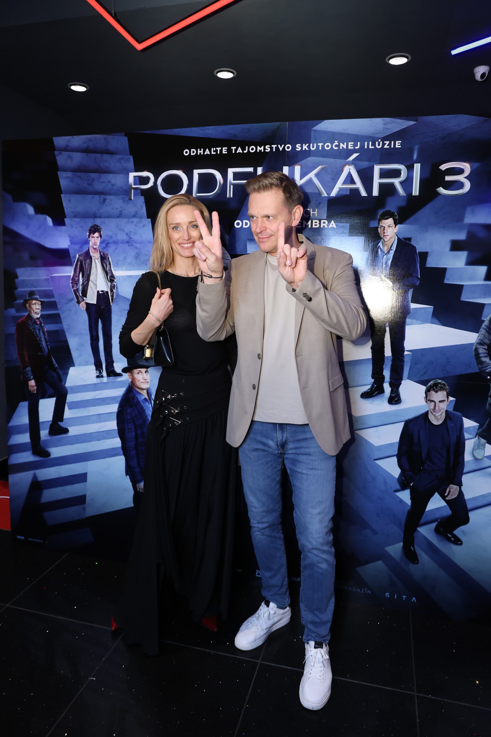 Premiéra filmu Podfukári. Na snímke Martin Nikodým s partnerkou