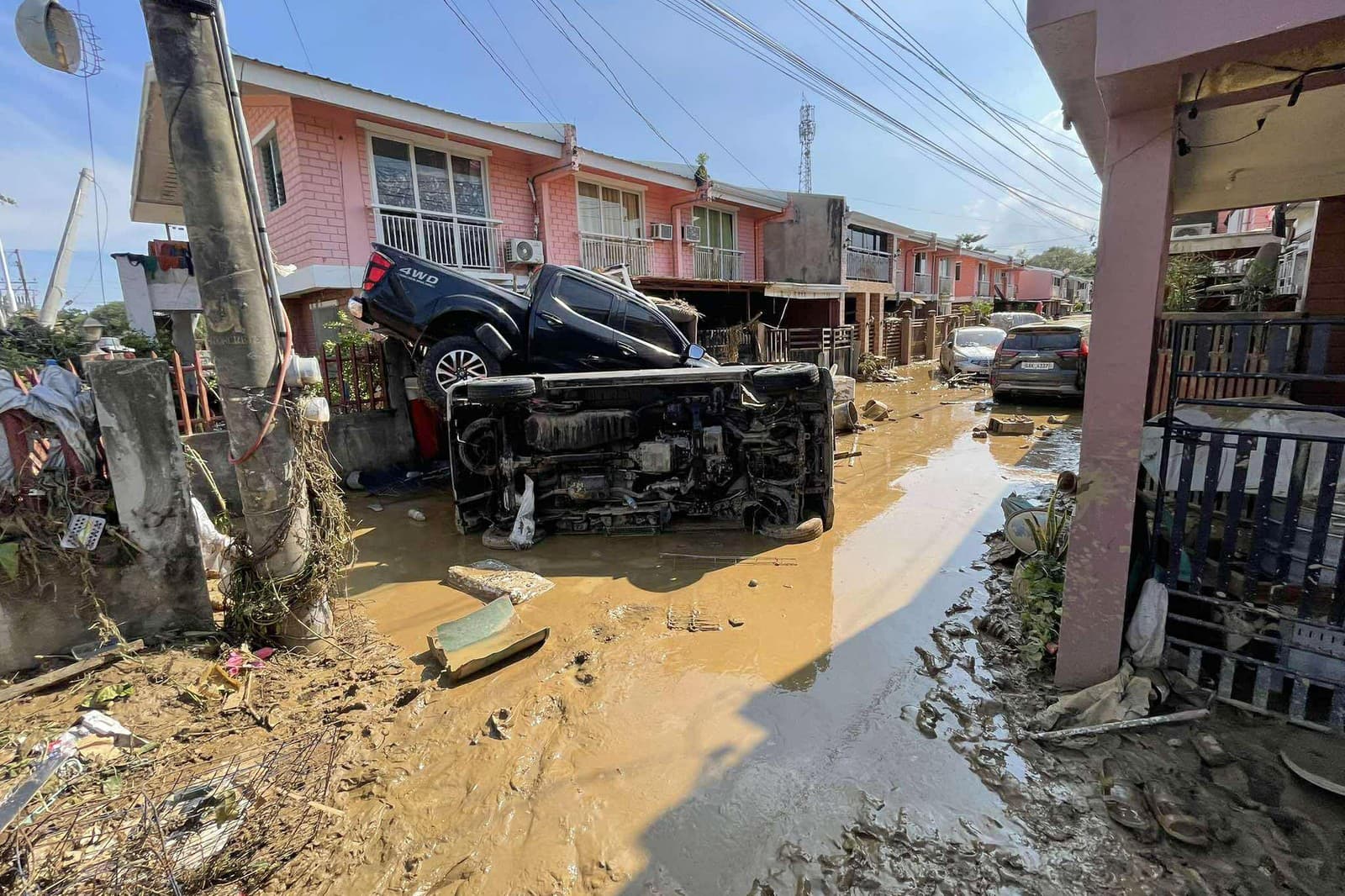 Ničivý tajfún Kalmaegi si