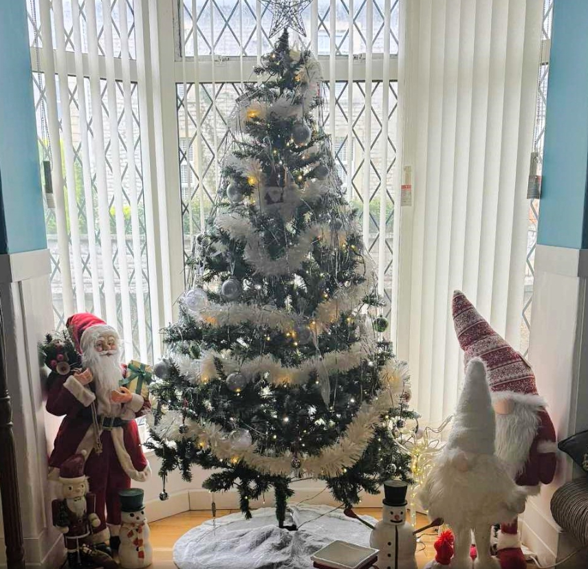 Žena z Anglicka má Vianoce už od septembra.