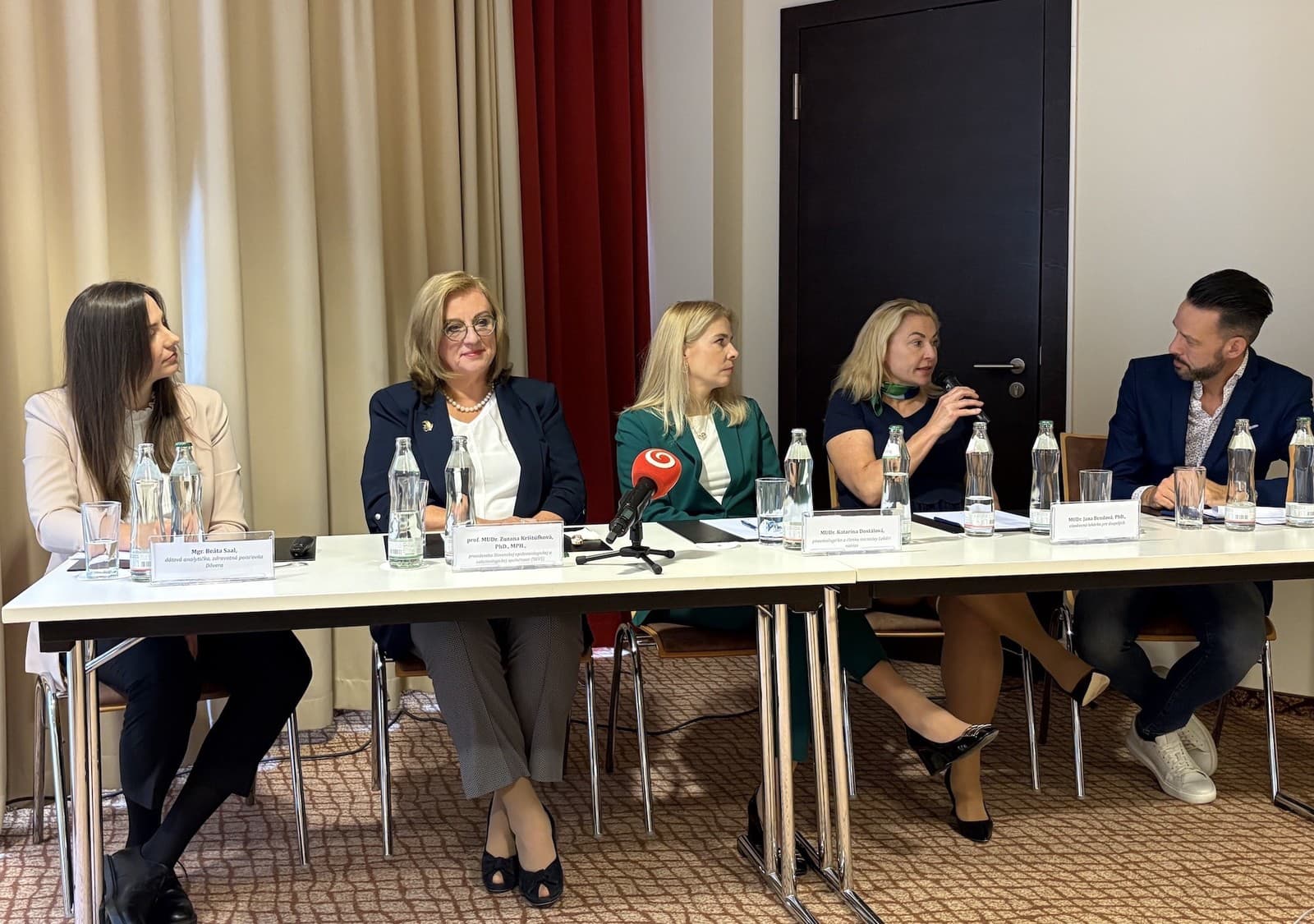 Počas tlačovej konferencie k tejto téme sa stretli (zľava): Beáta Saal z Dôvery, prof. MUDr. Zuzana Krištúfková, prezidentka SEVS, pneumologička MUDr. Katarína Dostálová a všeobecná lekárka MUDr. Jana Bendová