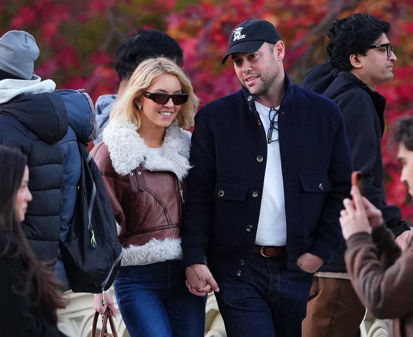 Sydney Sweeney a Scooter Braun sa počas prechádzky držali za ruku.