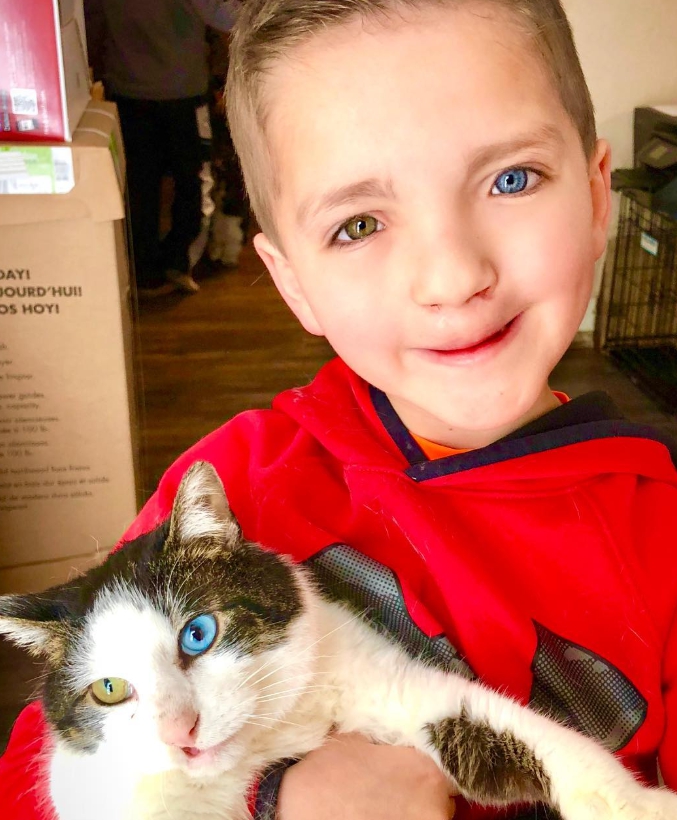 Chlapec a mačka s rovnakým rázštepom si ukradli srdcia ľudí po celom svete.