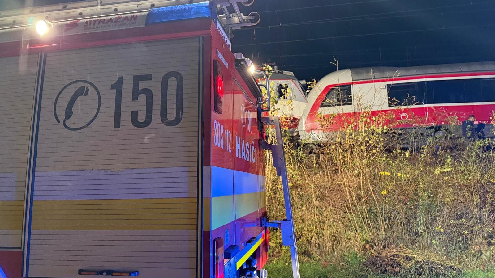 Desiatky hasičov boli v