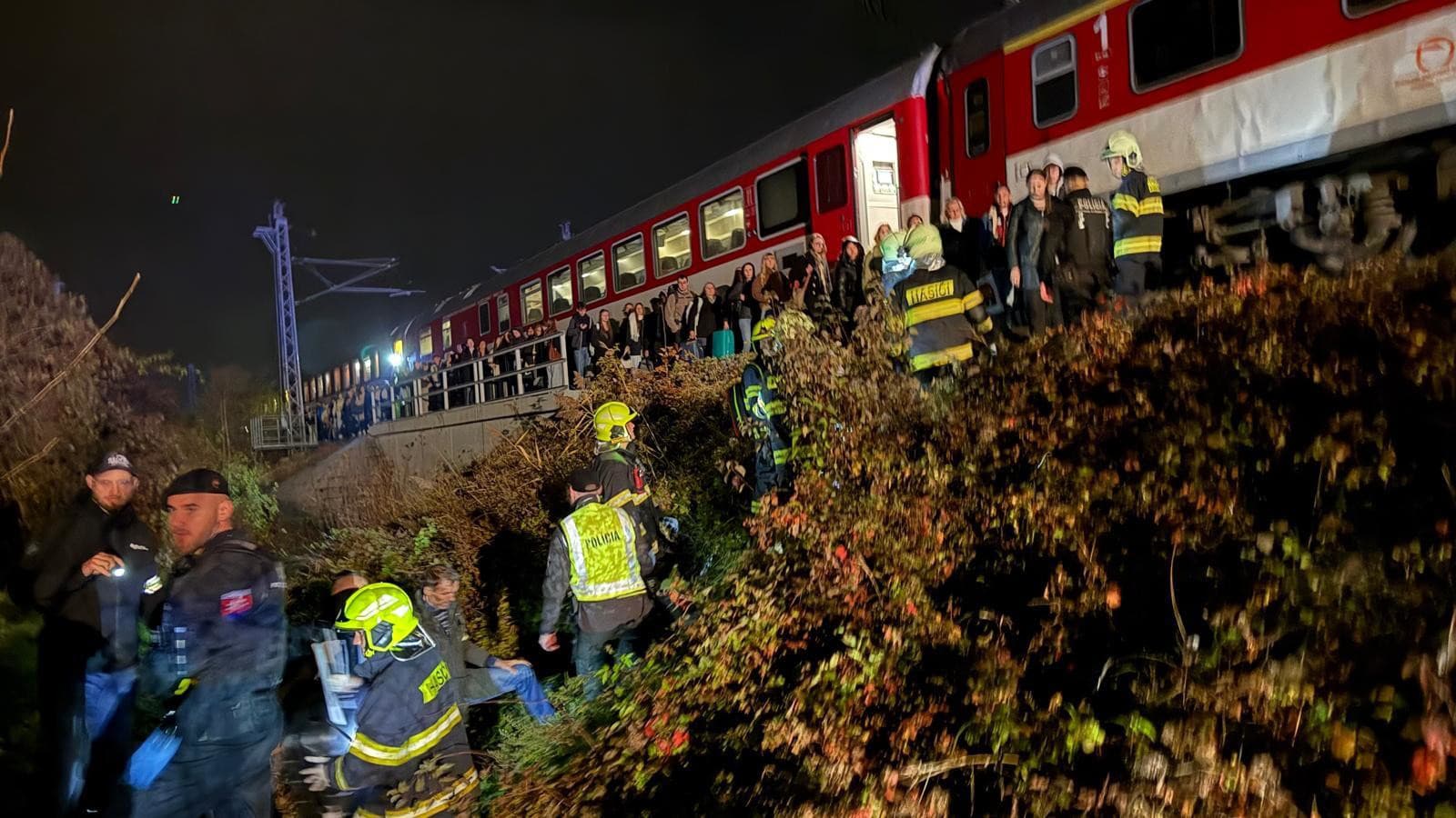 Desiatky hasičov boli v