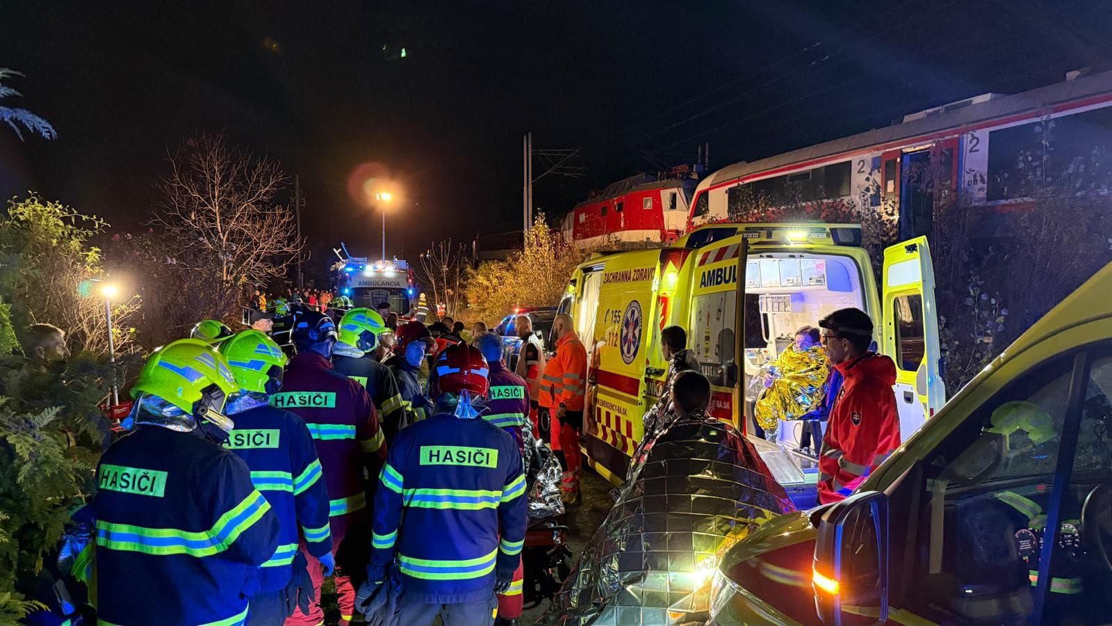 Desiatky hasičov boli v