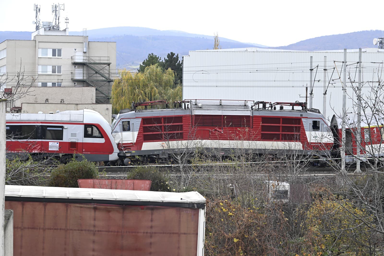 ZRÁŽKA vlakov pri Pezinku: