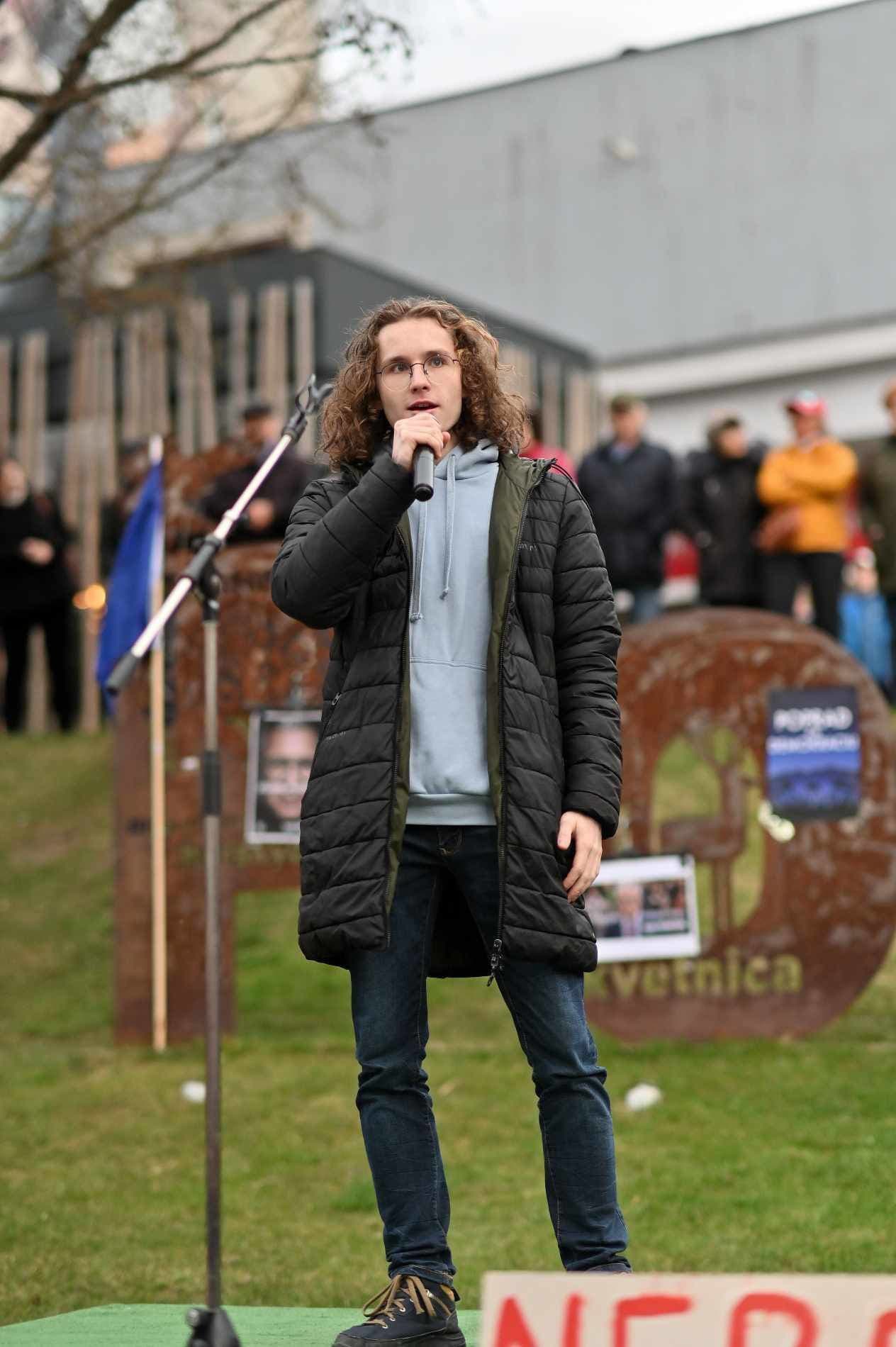 Kauza nápisov pred školou