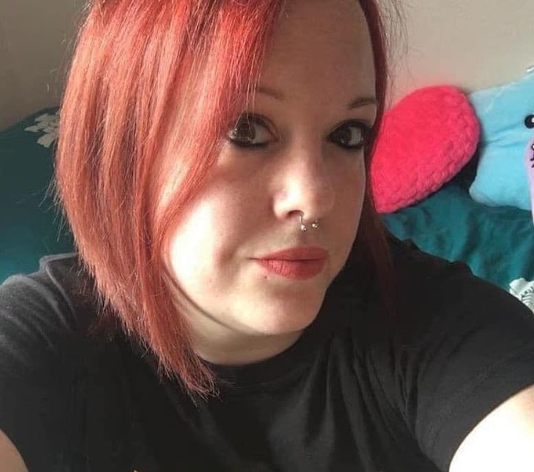 Katie Fox zomrela po útoku nožom na autobusovej zastávke