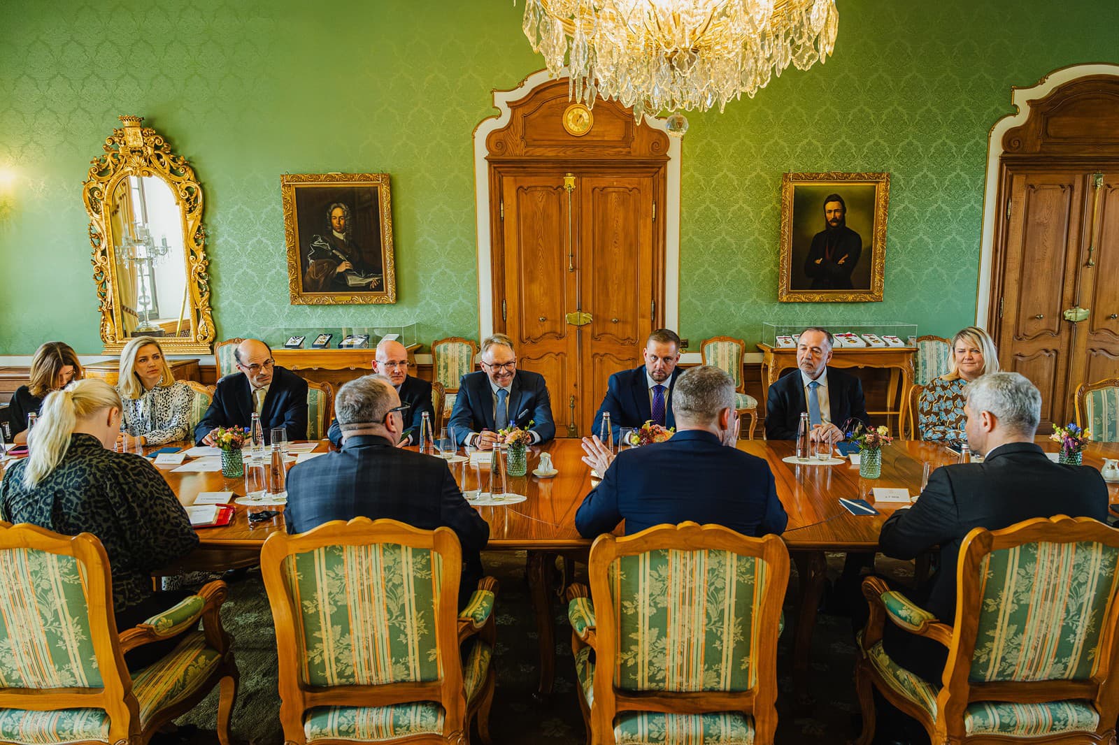 Prezident SR Peter Pellegrini (v popredí, druhý sprava) a minister zdravotníctva SR Kamil Šaško (v pozadí, tretí sprava) počas okrúhleho stola k liekovej politike so zástupcami Onkologickej kliniky Fakultnej nemocnice Trnava, Slovenskej onkologickej spoločnosti a predstaviteľmi občianskeho združenia Amazonky a Európskej koalície proti rakovine prsníka v Prezidentskom paláci