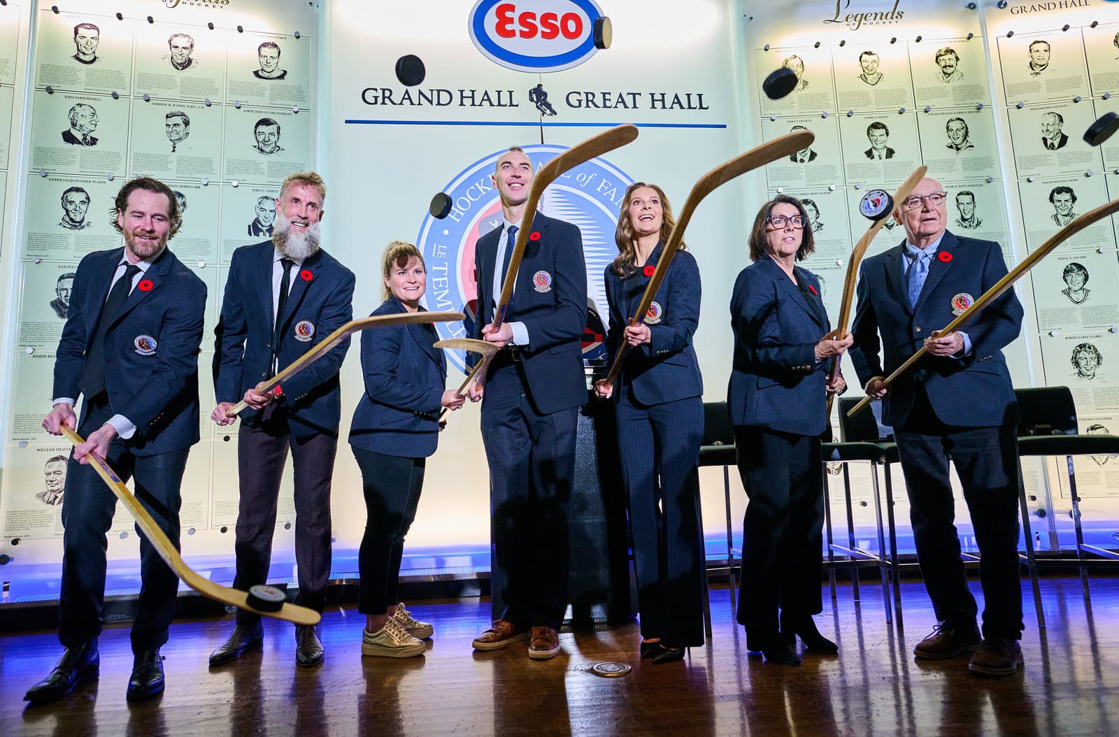 Noví členovia Hokejovej siene slávy - zľava -  Duncan Keith, Joe Thornton, Brianna Deckerová, bývalý slovenský hokejista a kapitán Bostonu Bruins Zdeno Chára, Jennifer Botterillová, Daniele Sauvageauová a Jack Parker