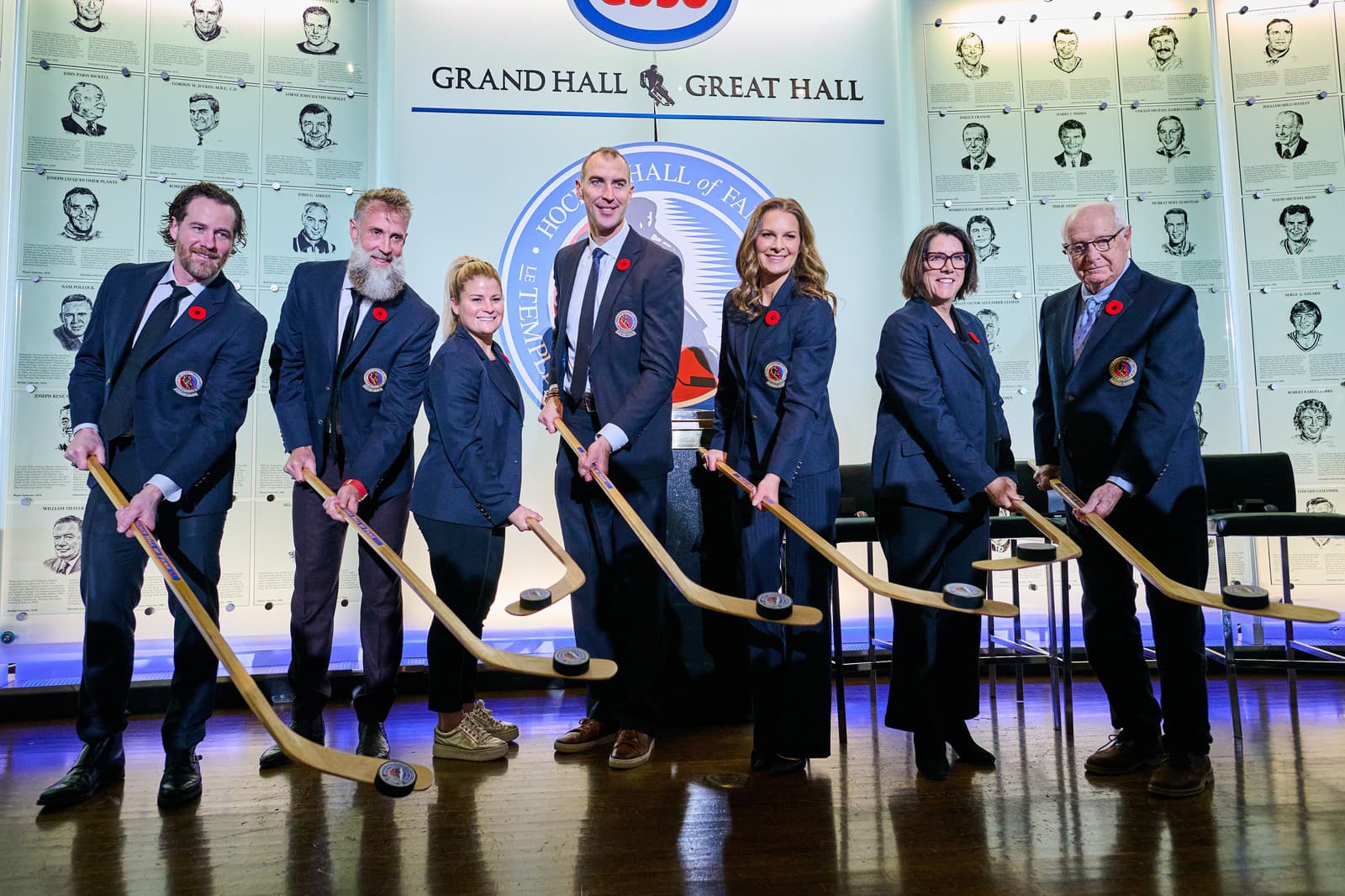 Noví členovia Hokejovej siene slávy - zľava -  Duncan Keith, Joe Thornton, Brianna Deckerová, bývalý slovenský hokejista a kapitán Bostonu Bruins Zdeno Chára, Jennifer Botterillová, Daniele Sauvageauová a Jack Parker