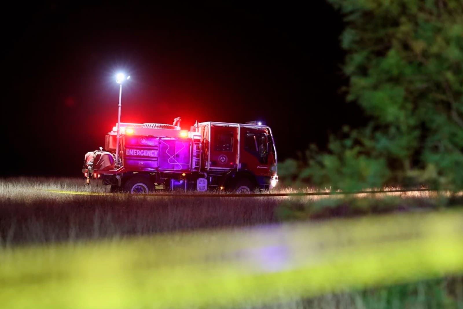 Záchranné vozidlo zasahuje na mieste zrútenia tureckého vojenského lietadla C-130