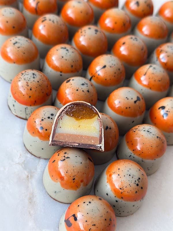 Aktuálna zimná kolekcia prináša tradičné i netradičnejšie chute, ako napríklad rakytníkový cheesecake, chai karamel s pekanovými orechmi, hrušku s mandľami, kávu s kardamónom či pomarančovo-lieskový nugát