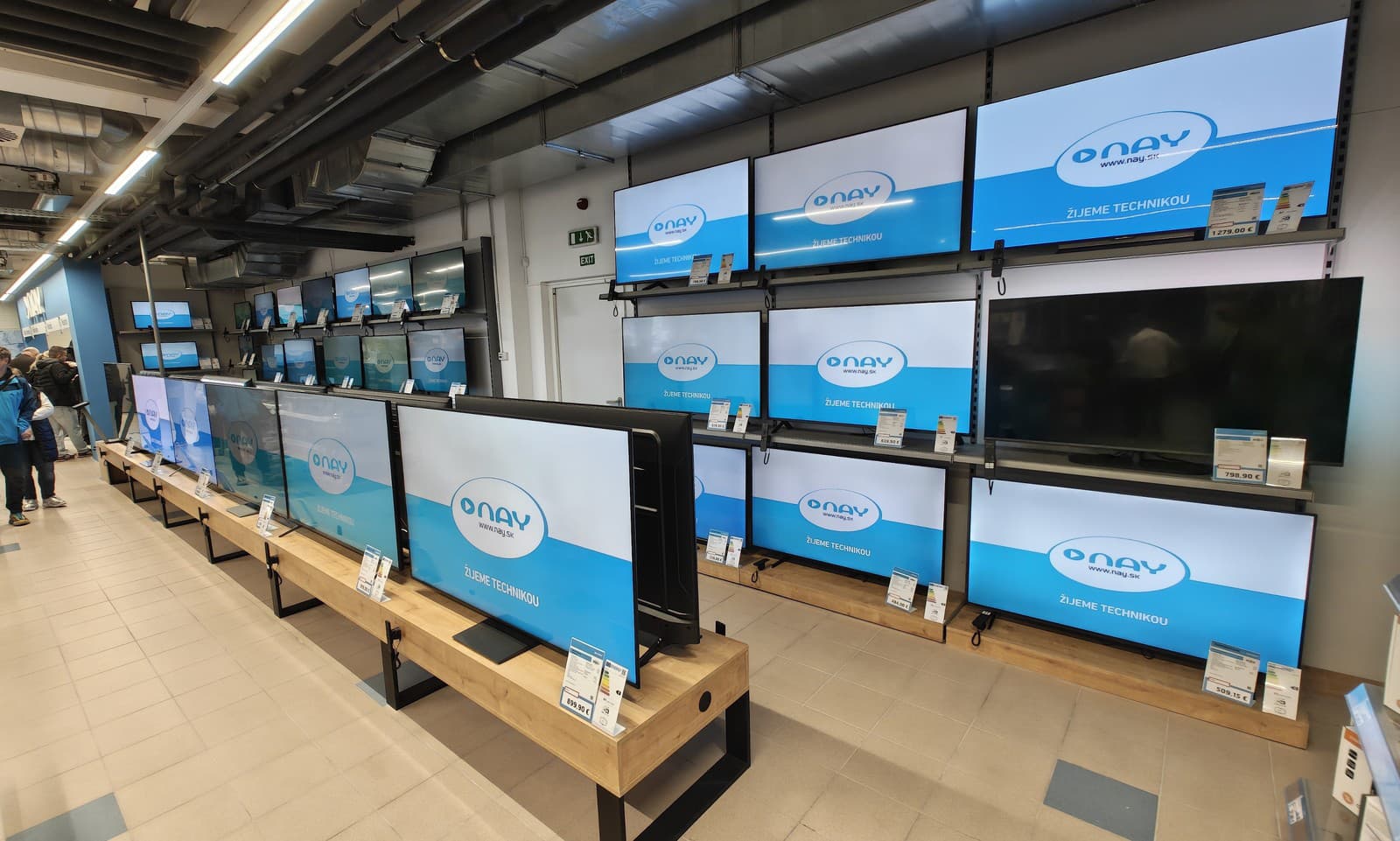 Pri nákupe drahších produktov ako práčky, chladničky či televízory, volia Slováci premyslenejší prístup