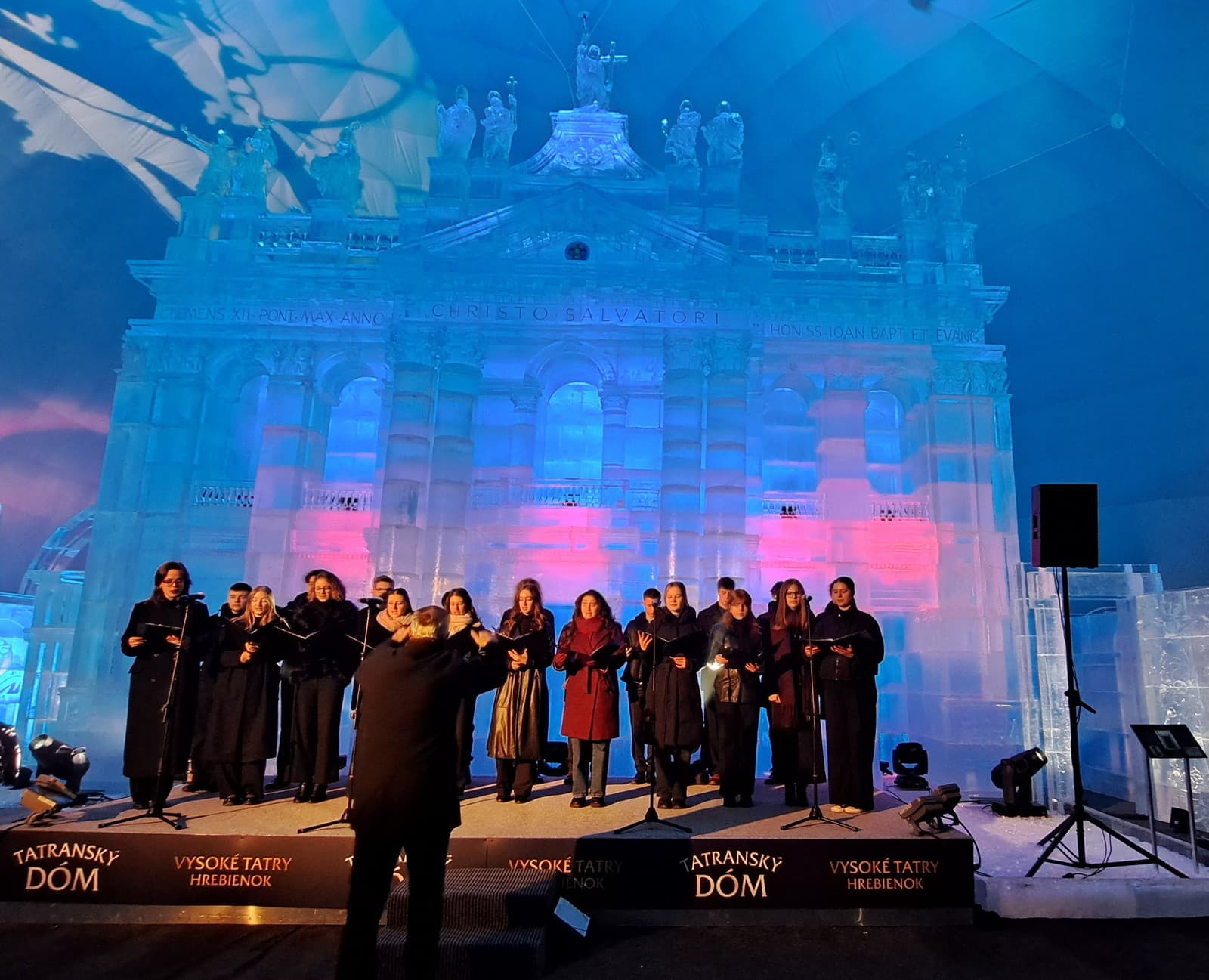 Tatranský ľadový dóm na Hrebienku vo Vysokých Tatrách je tento rok inšpirovaný Bazilikou sv. Jána v Lateráne v Ríme.