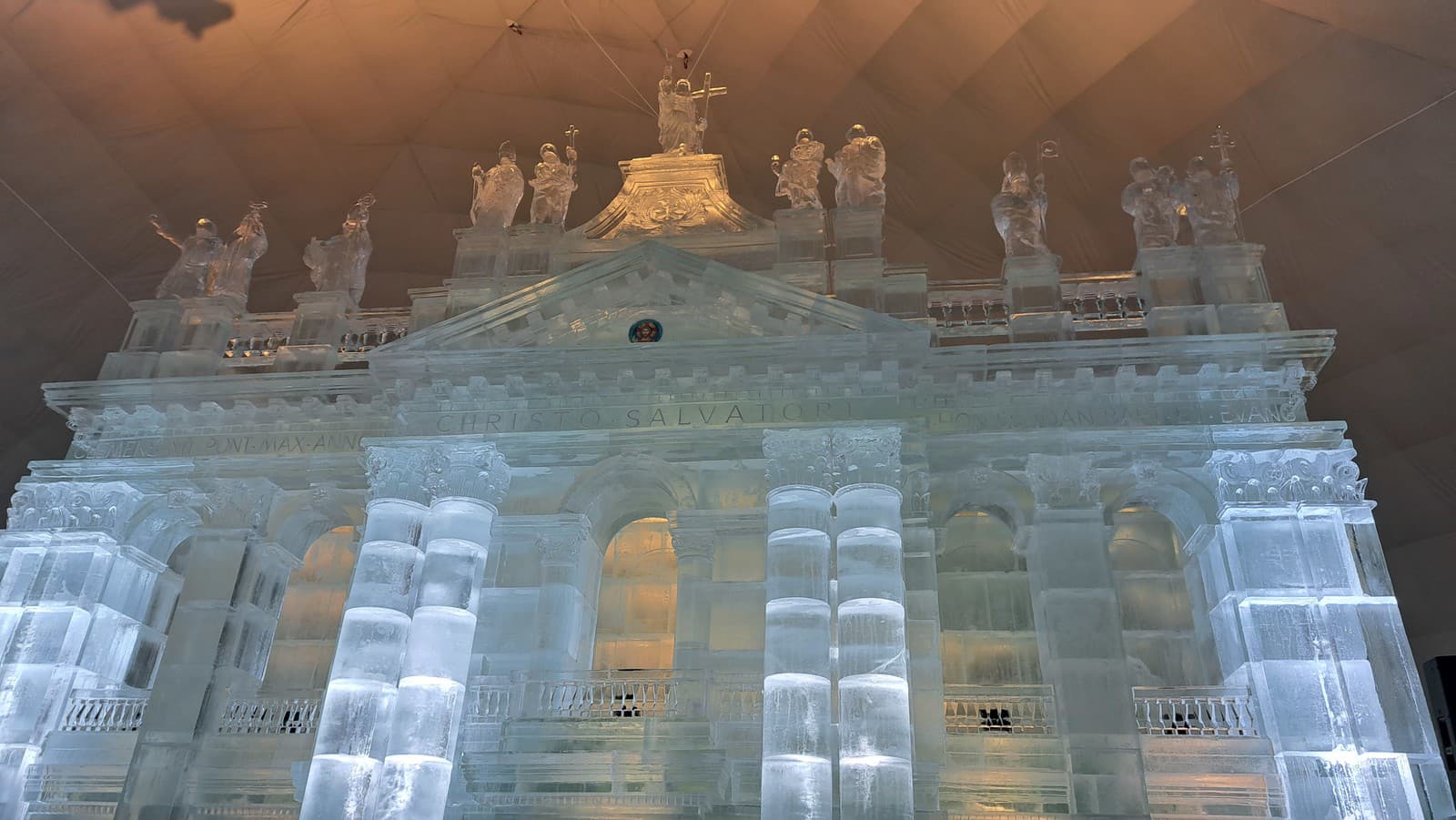 Tatranský ľadový dóm na Hrebienku vo Vysokých Tatrách je tento rok inšpirovaný Bazilikou sv. Jána v Lateráne v Ríme.