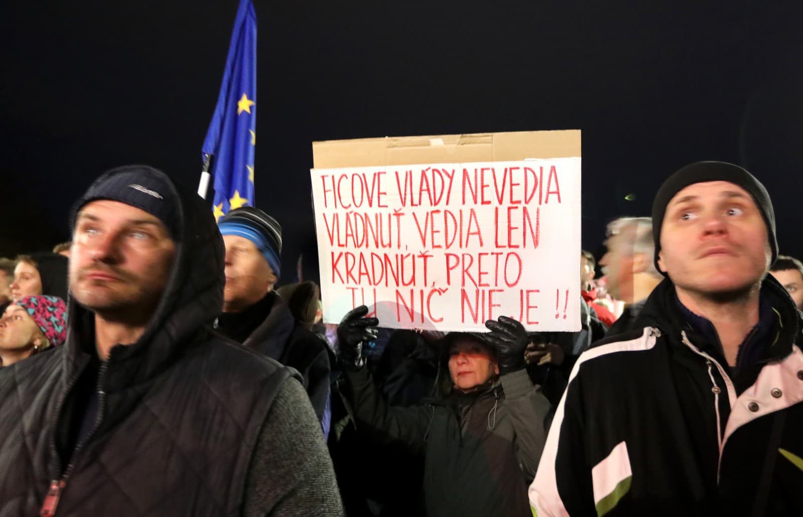 ľudia počas zhromaždenia Nie v našom meste, ktoré sa konalo pri príležitosti 36. výročia Nežnej revolúcie v Parku pod Pamätníkom SNP v Banskej Bystrici 