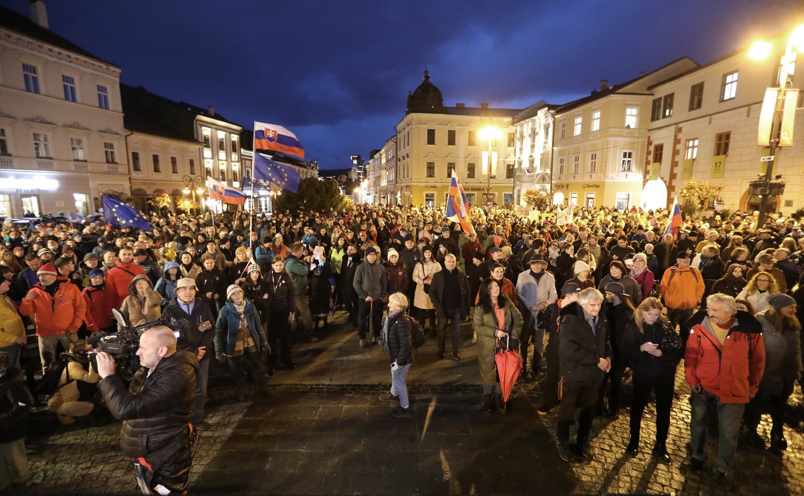 ľudia počas zhromaždenia Nie v našom meste, ktoré sa konalo pri príležitosti 36. výročia Nežnej revolúcie v Parku pod Pamätníkom SNP v Banskej Bystrici 