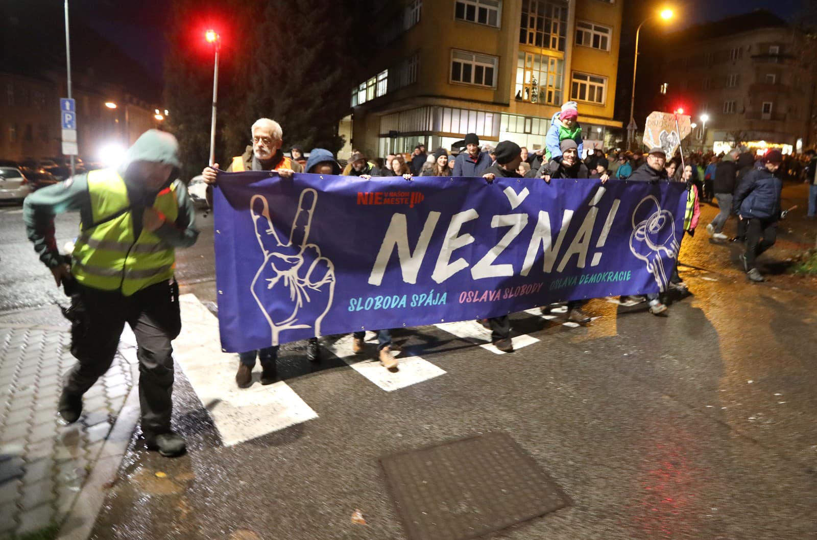 ľudia počas zhromaždenia Nie v našom meste, ktoré sa konalo pri príležitosti 36. výročia Nežnej revolúcie v Parku pod Pamätníkom SNP v Banskej Bystrici 