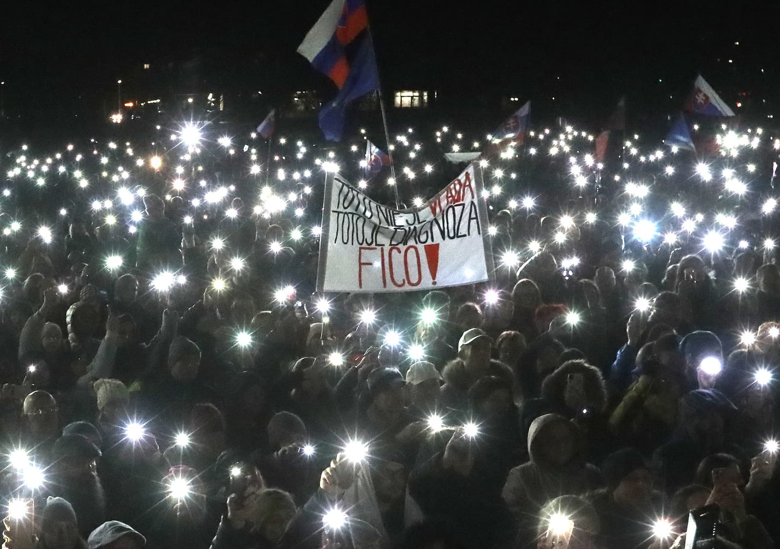 ľudia počas zhromaždenia Nie v našom meste, ktoré sa konalo pri príležitosti 36. výročia Nežnej revolúcie v Parku pod Pamätníkom SNP v Banskej Bystrici 