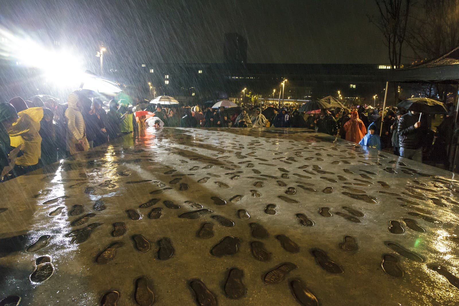 slávnosté odhalenie Pamätníka novembra 1989 na Námestí slobody v Bratislave