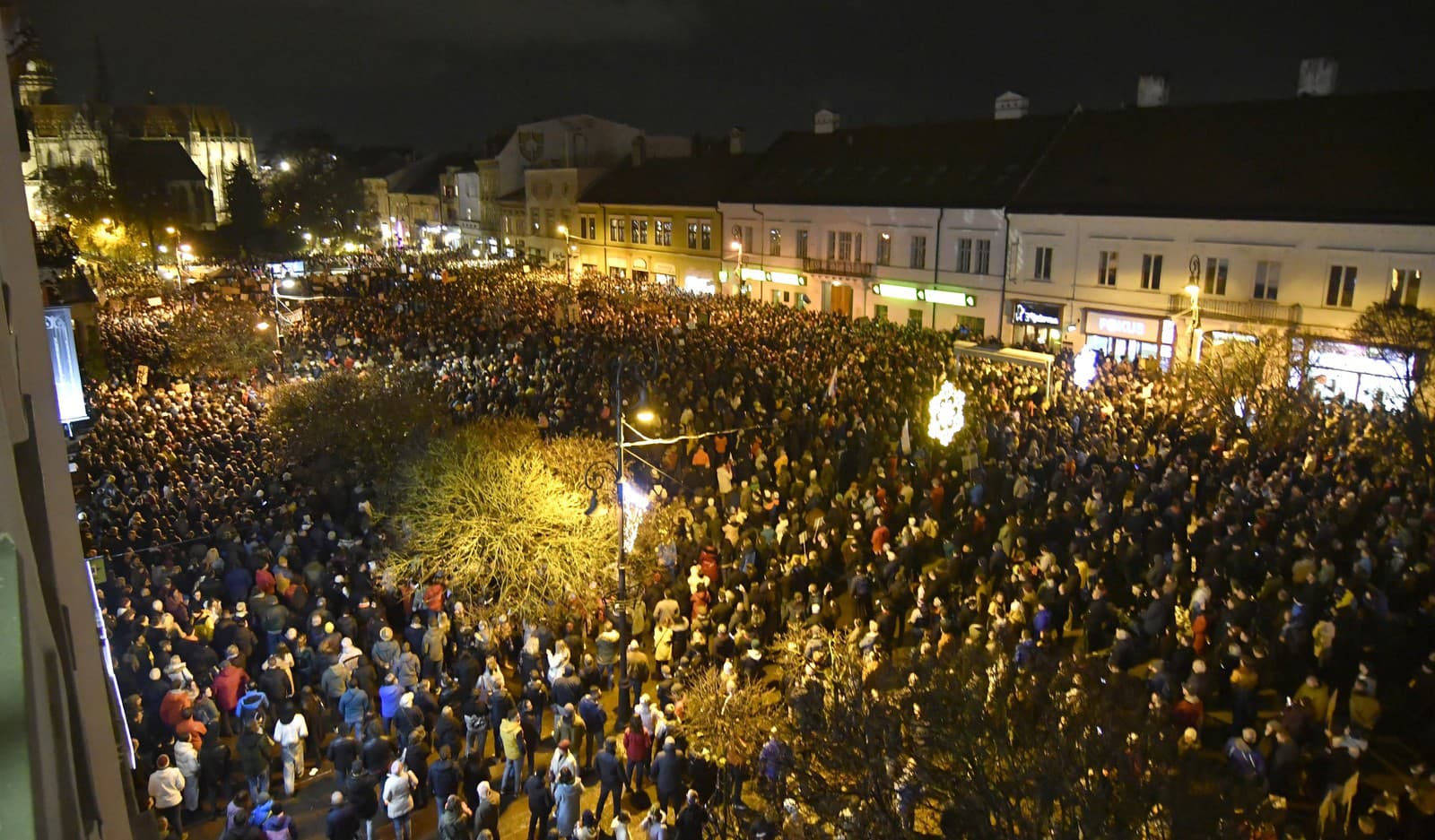 ľudia na zhromaždení s názvom  17. november - Sloboda nie je samozrejmosť pri Dolnej bráne v Košiciach