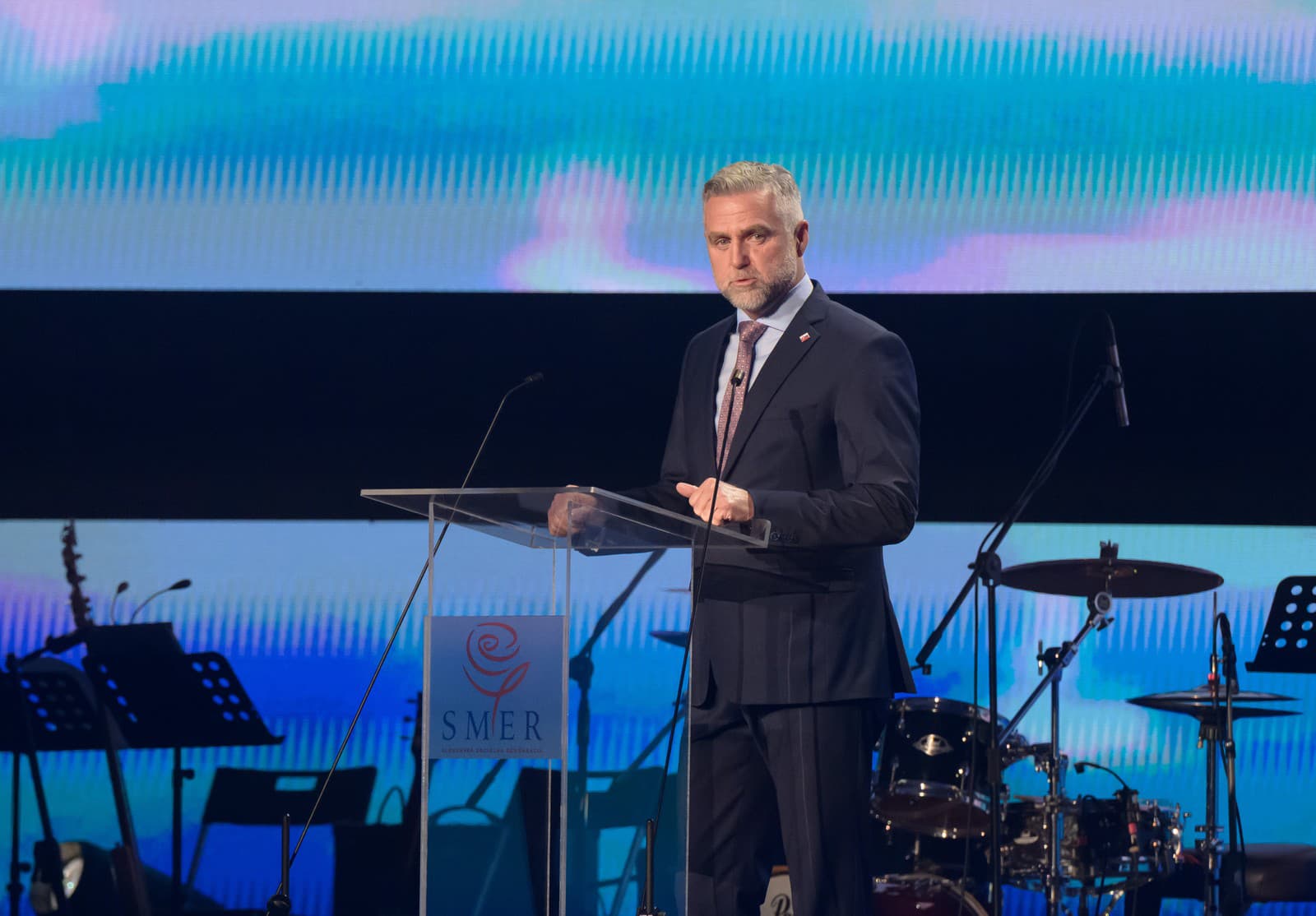 podpredseda Národnej rady (NR) SR Tibor Gašpar (SMER-SD) počas príhovoru na podujatí s nosnou témou Rešpekt k inému názoru, ktoré zorganizovala vládna strana SMER-SD pri príležitosti 36. výročia Nežnej revolúcie v priestoroch Agrokomplexu v Nitre