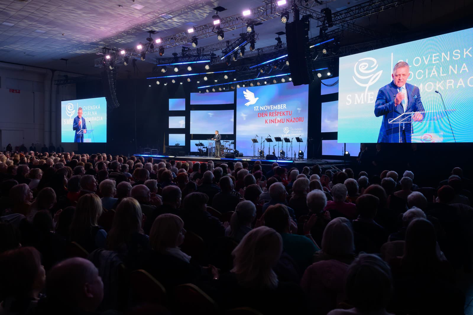 predseda strany SMER-SD a premiér Robert Fico sa prihovára na podujatí s nosnou témou Rešpekt k inému názoru, ktoré zorganizovala vládna strana SMER-SD pri príležitosti 36. výročia Nežnej revolúcie v priestoroch Agrokomplexu v Nitre