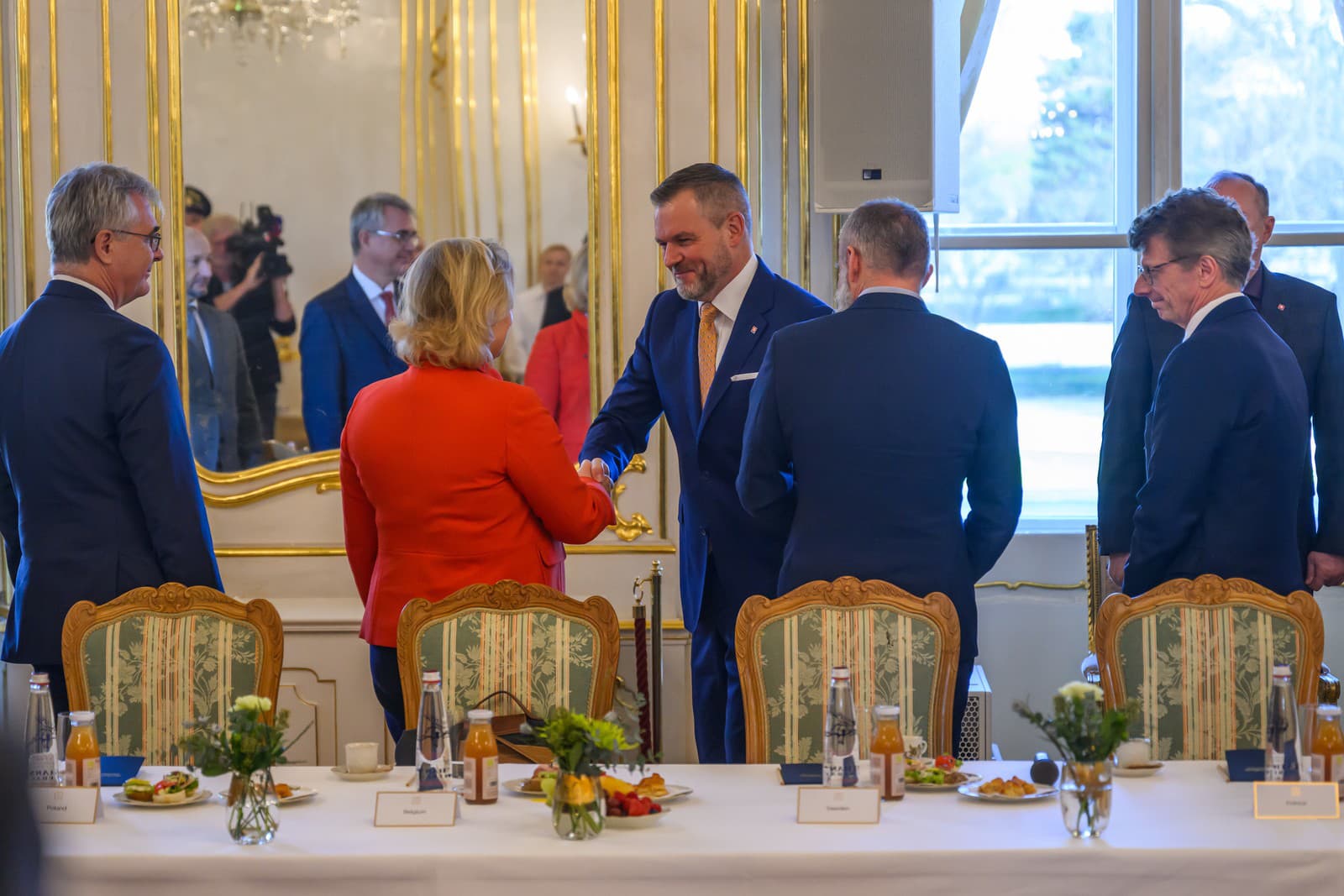 uprostred prezident SR Peter Pellegrini počas prijatia veľvyslancov členských štátov EÚ v Prezidentskom paláci v Bratislave