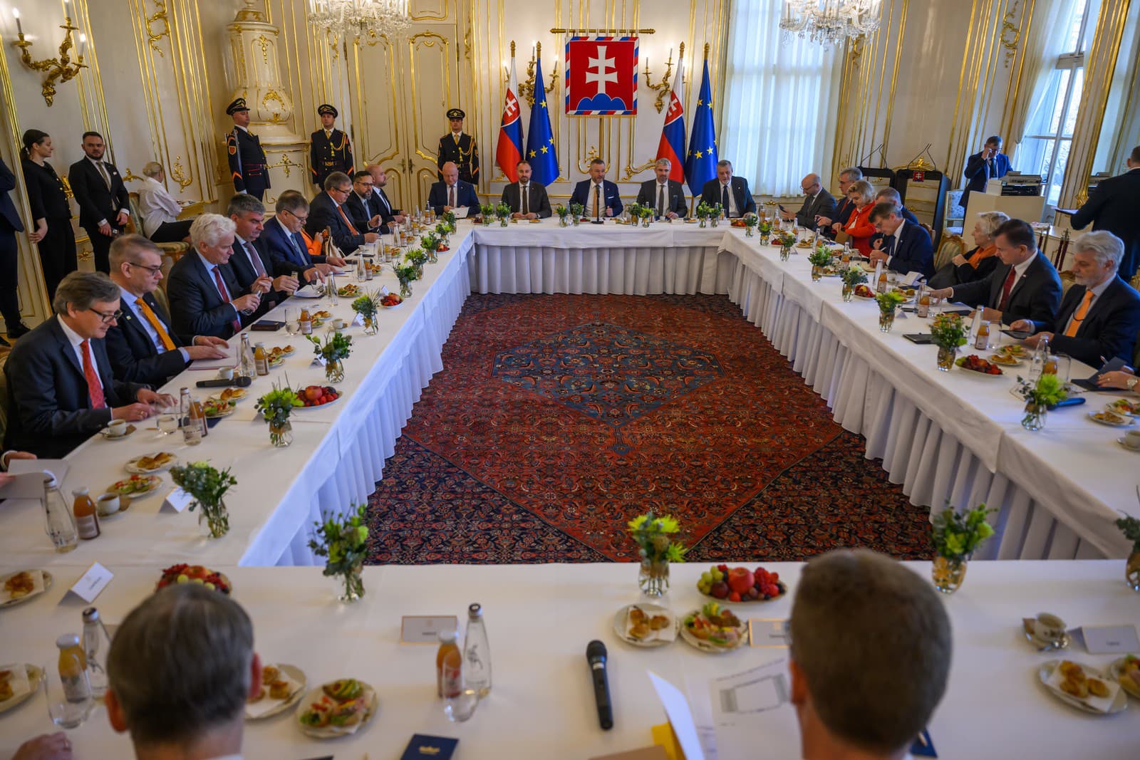 uprostred prezident SR Peter Pellegrini počas prijatia veľvyslancov členských štátov EÚ v Prezidentskom paláci v Bratislave