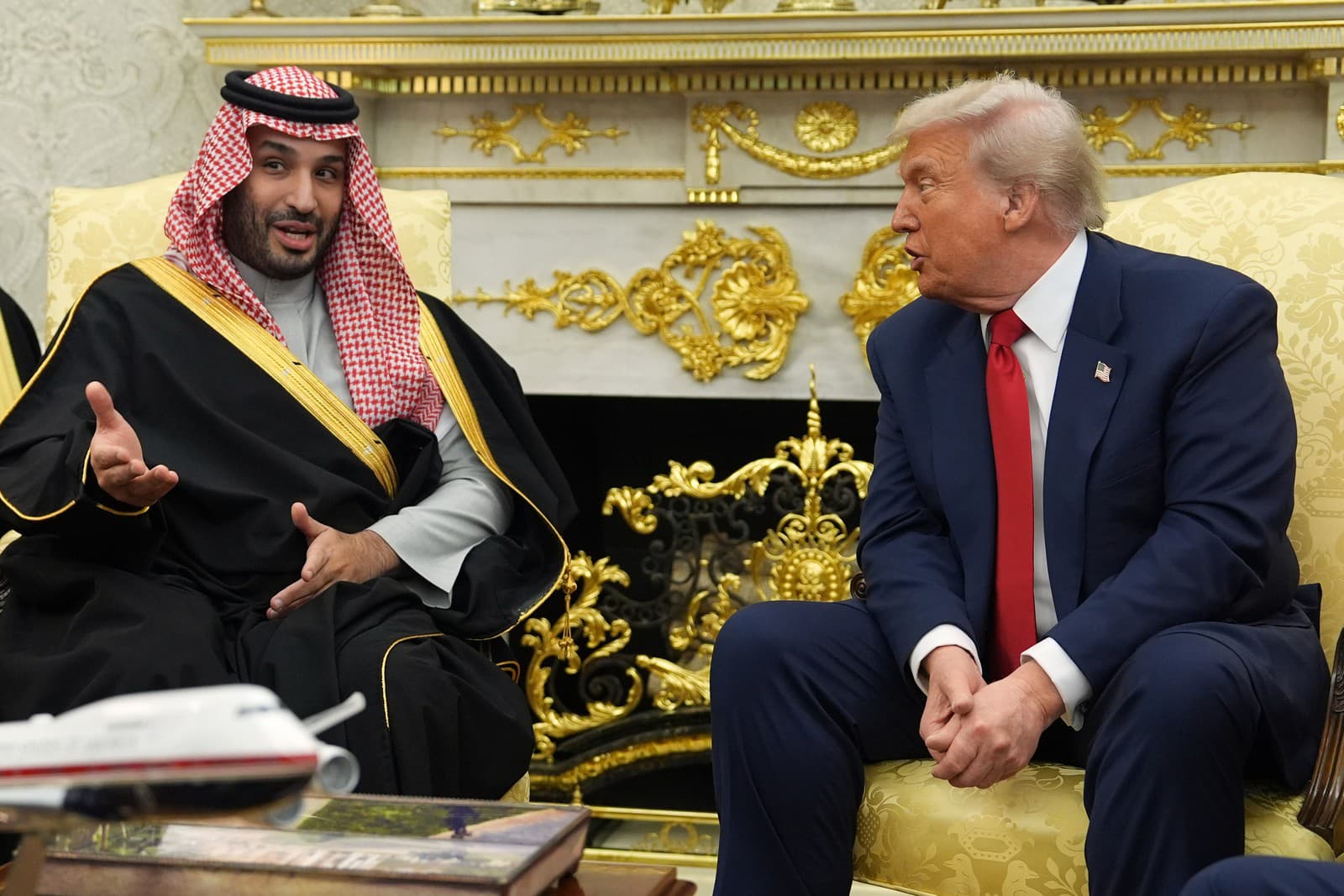 Americký prezident Donald Trump (vpravo) a saudskoarabský korunný princ Muhammad bin Salmán poča stretnutia v Oválnej pracovni Bieleho domu.