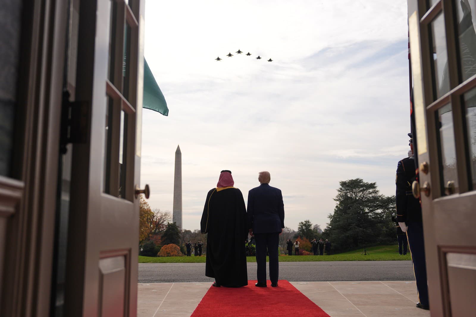 Americký prezident Donald Trump (vpravo) a saudskoarabský korunný princ Muhammad bin Salmán sledujú prelet stíhačiek F-35 a F-16 počas uvítacieho ceremoniálu vo Washingtone.