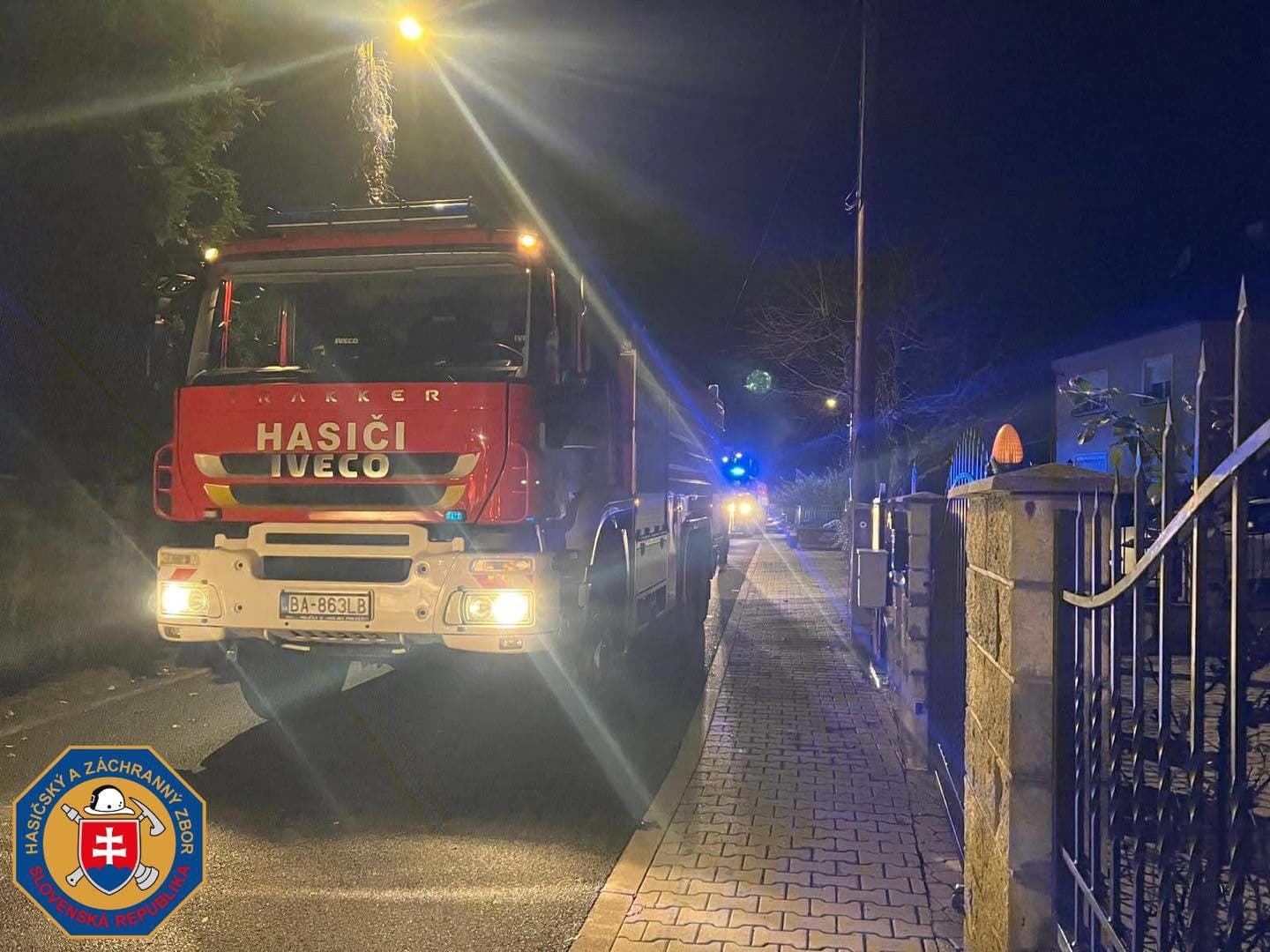 Hasiči zasahovali pri požiari v Záhorskej Bystrici.