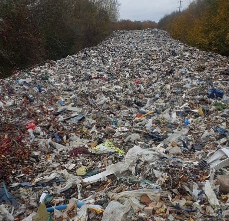 Obrovská nelegálna skládka môže otráviť celé povodie rieky!