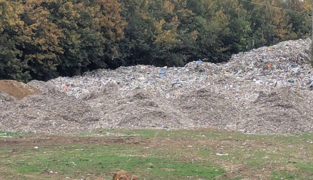 Obrovská nelegálna skládka môže otráviť celé povodie rieky!