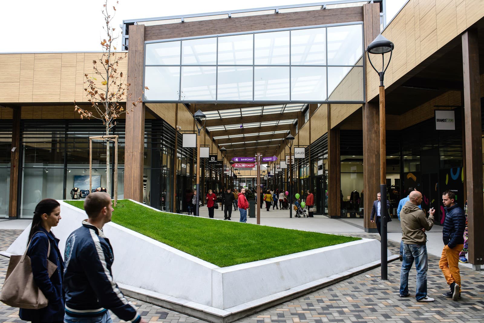 Archívna snímka už dnes skrachovaného outletu Voderady.