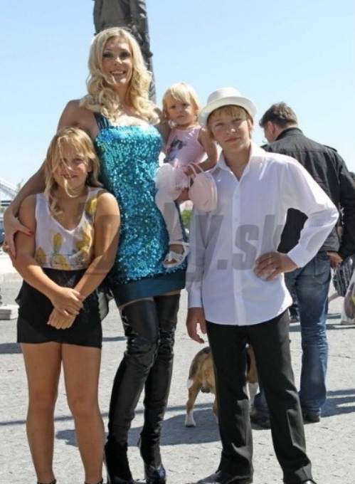 Monika Haklová so svojimi deťmi. Zľava: Chiara, Charlotte a Filip