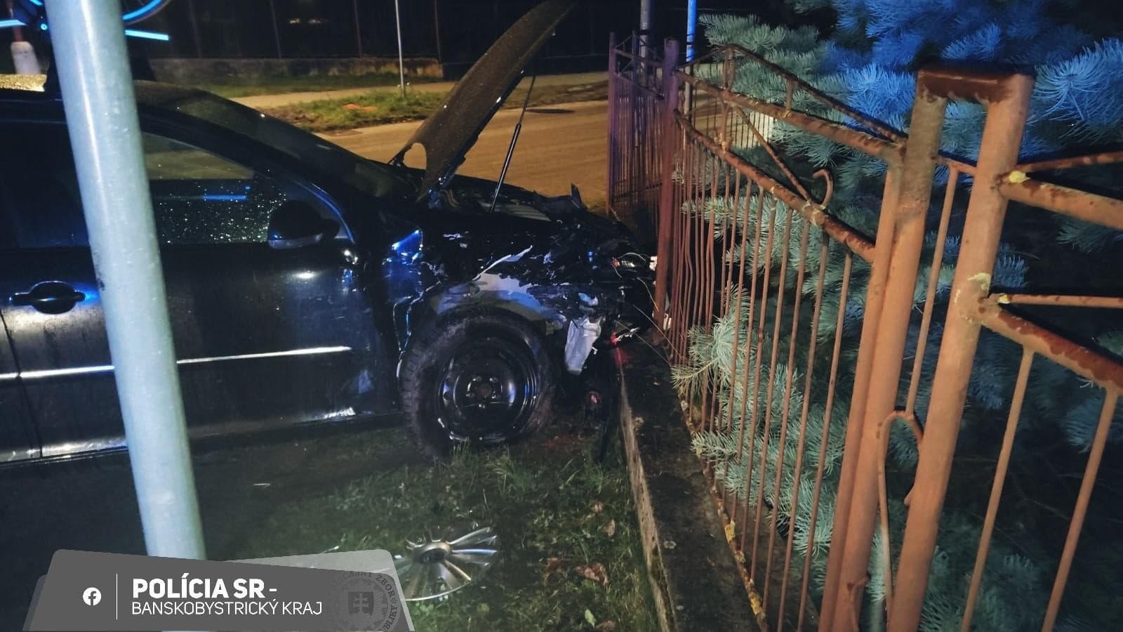 Zrážka osobného auta s policajným v Revúcej.