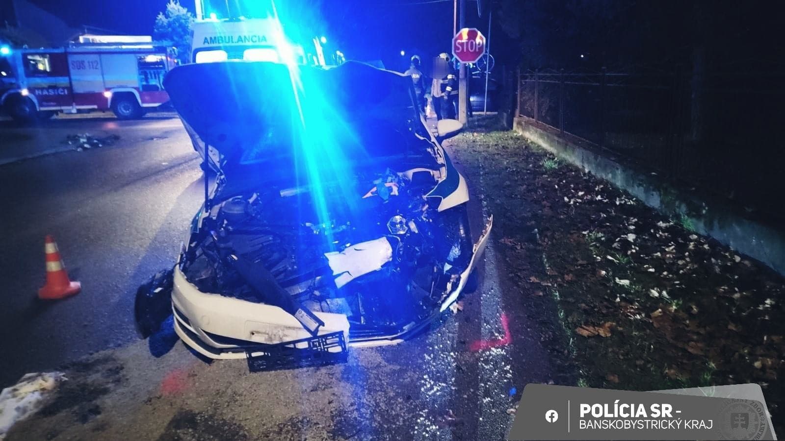 Zrážka osobného auta s policajným v Revúcej.