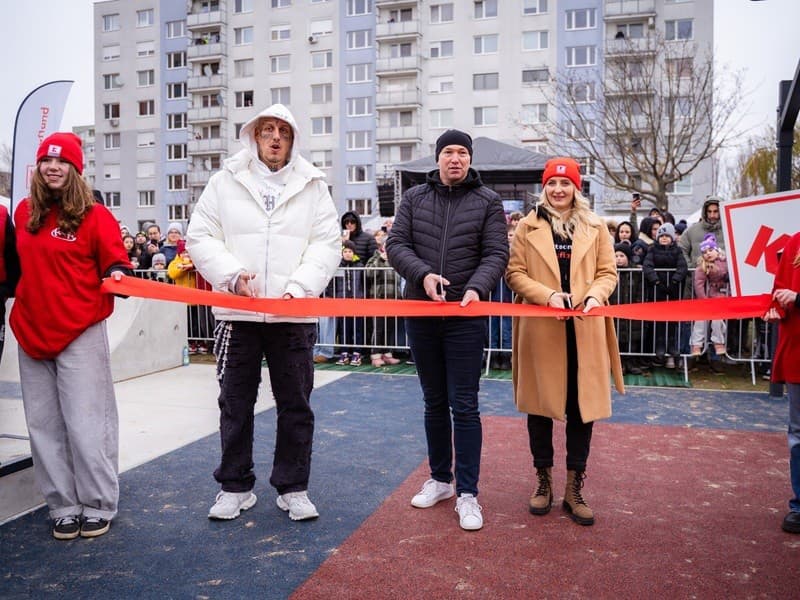 Nový K Park slávnostne otvorili Nikoleta Lörincová zo spoločnosti Kaufland, primátor Serede Ondrej Kurbel a Separ.