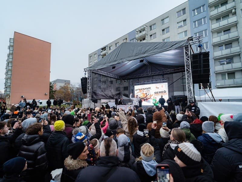 Separov koncert si nenechali ujsť stovky miestnych.