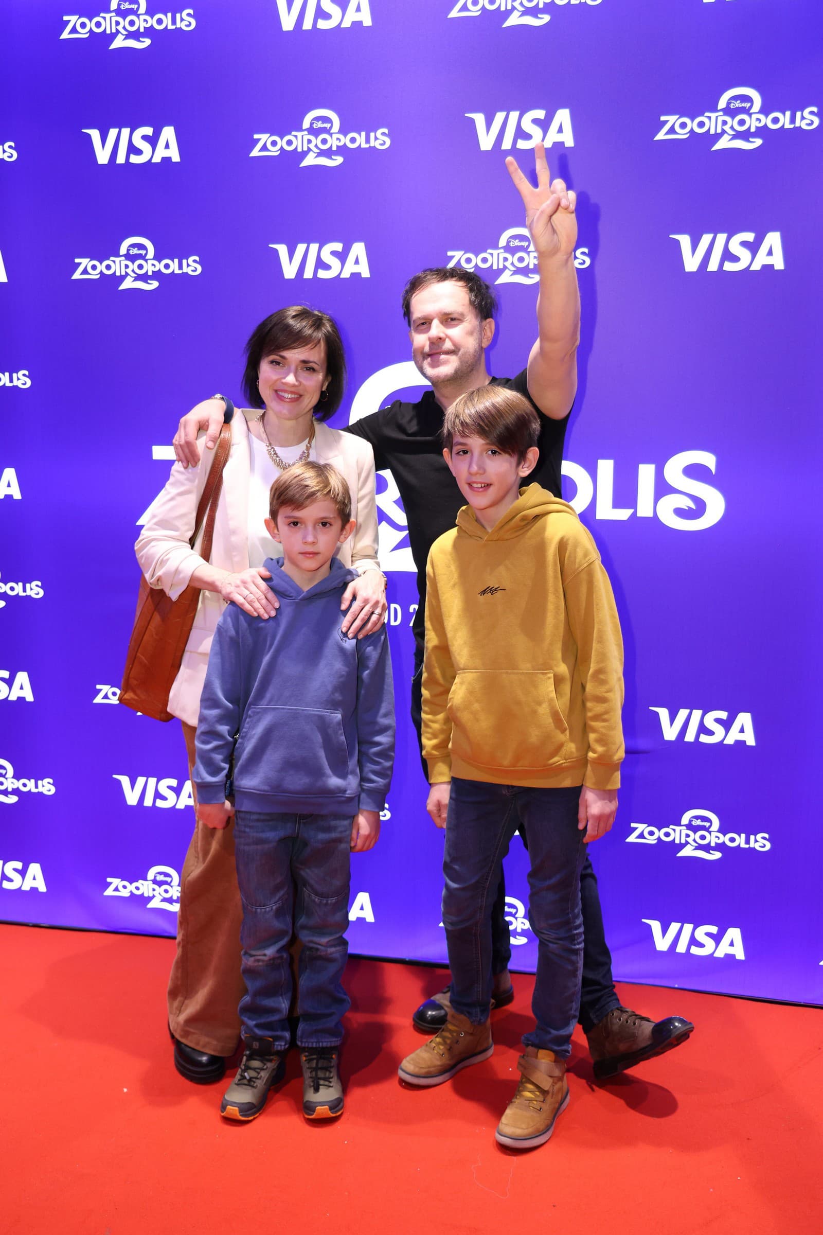 Juraj Kemka s manželkou a synmi 