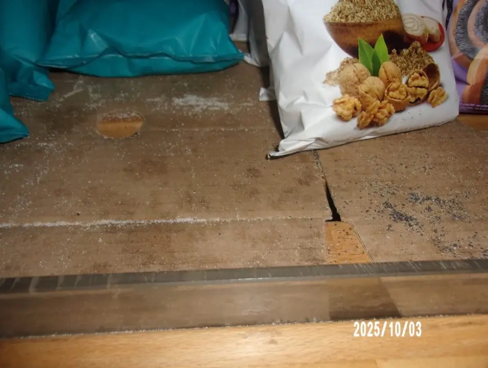 V časti prevádzkarne na regáloch slúžiacich na vystavovanie trvanlivého tovaru zistila RVPS Šaľa nečistoty, prach a vysypaný tovar